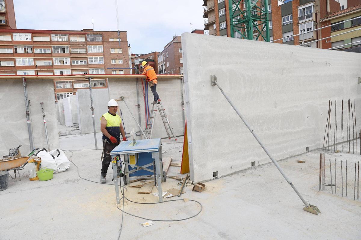 Obreros trabajando en las viviendas de Peritos.