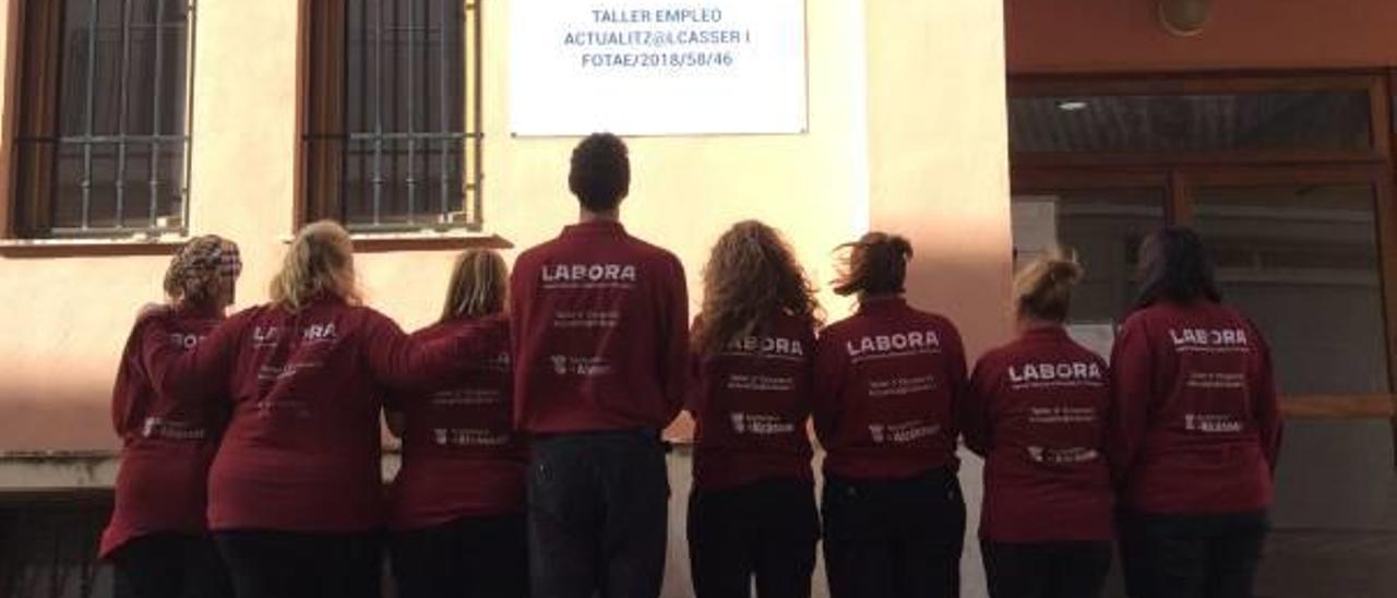 Las empleadas y el empleado del taller de ocupación delante del centro, ayer.