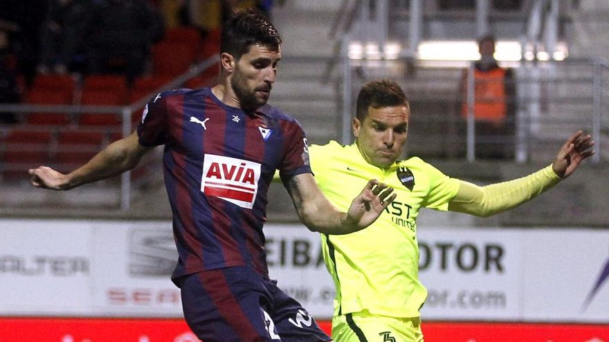 Adrián González (i) deja el Eibar.