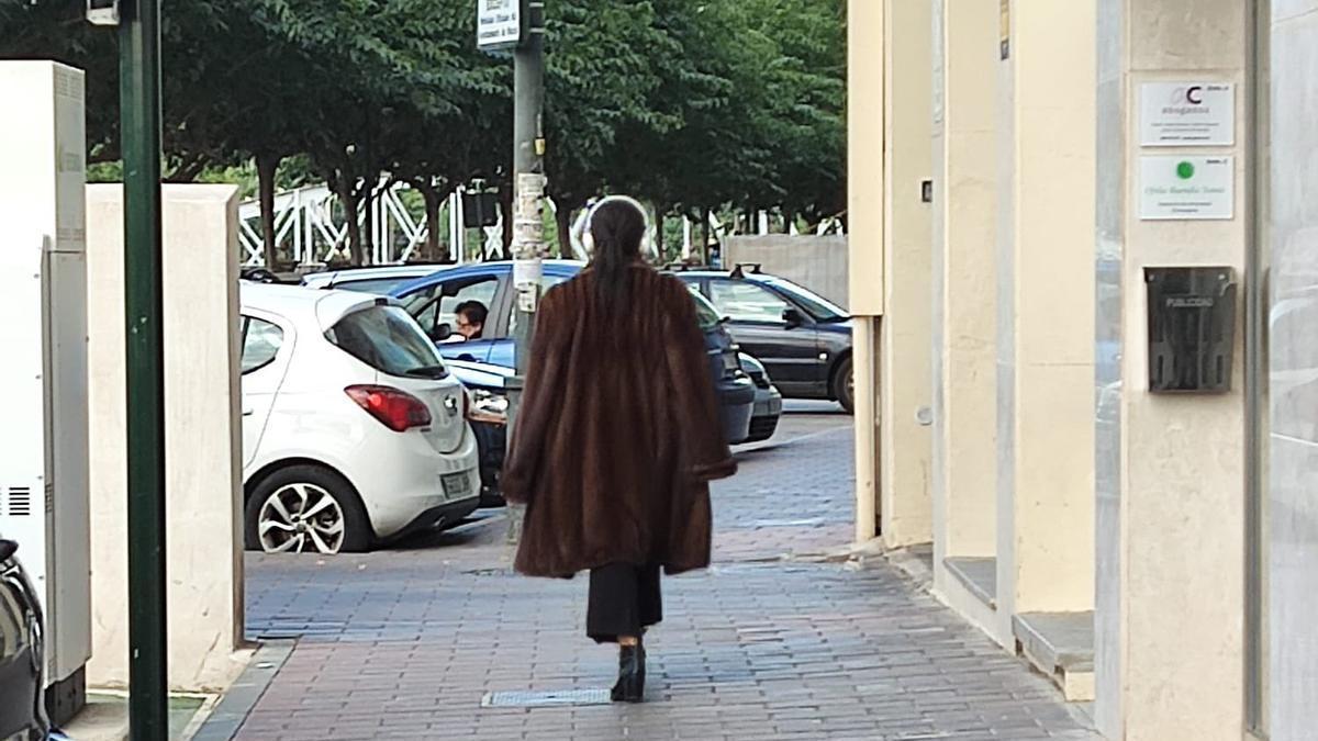 Una mujer pasea por Murcia en plena ola de calor con su abrigo de visón.