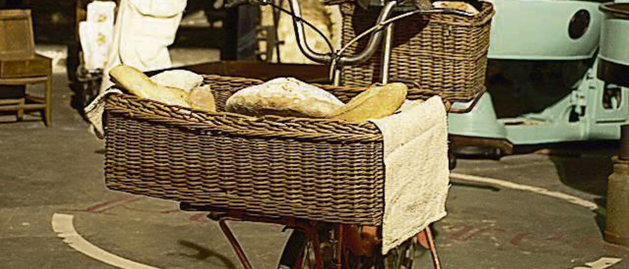 Vella bicicleta adaptada para o reparto do pan