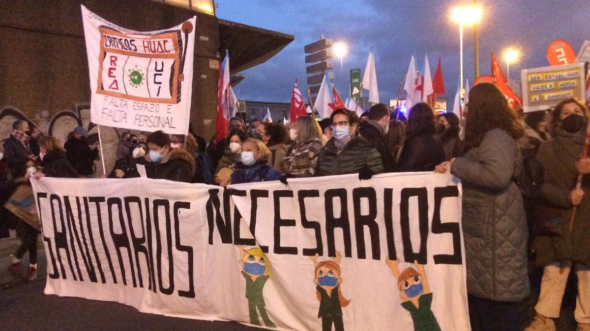 Manifestación de personal sanitario por el centro de A Coruña.