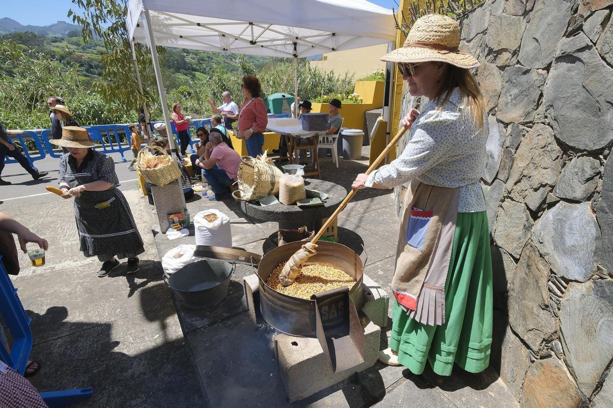 Sole, junto a su madre Milagrosa Molina, con el cochafisco.