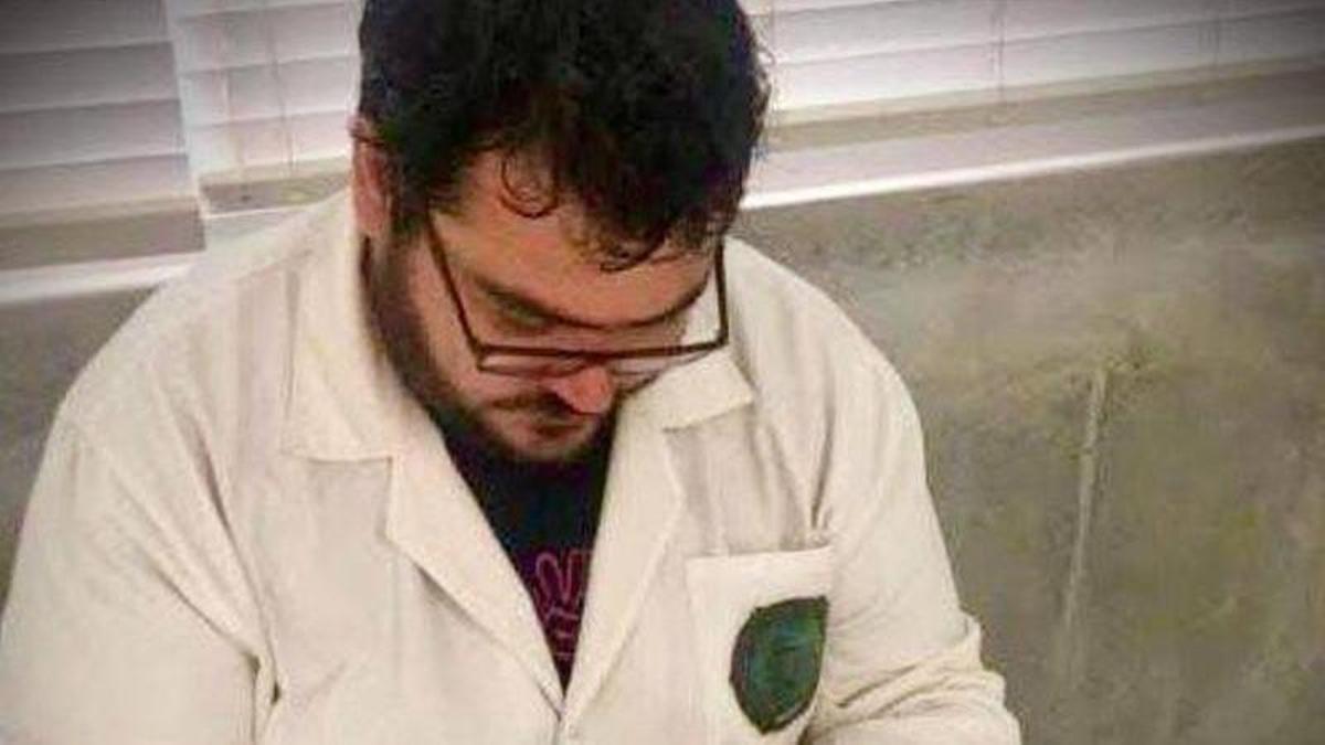 Ricardo Ortega, en su laboratorio con unas muestras óseas.