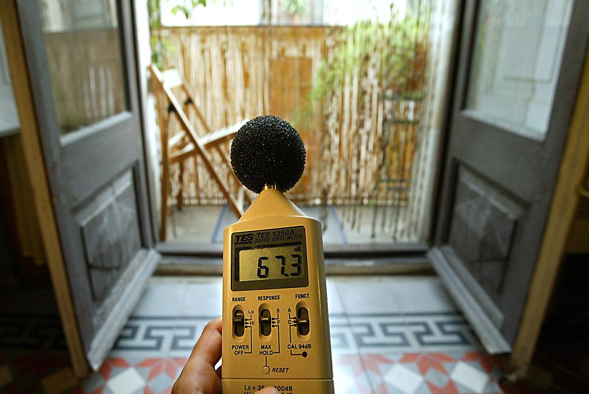 Medición de sonido con un sonómetro en una vivienda de Barcelona