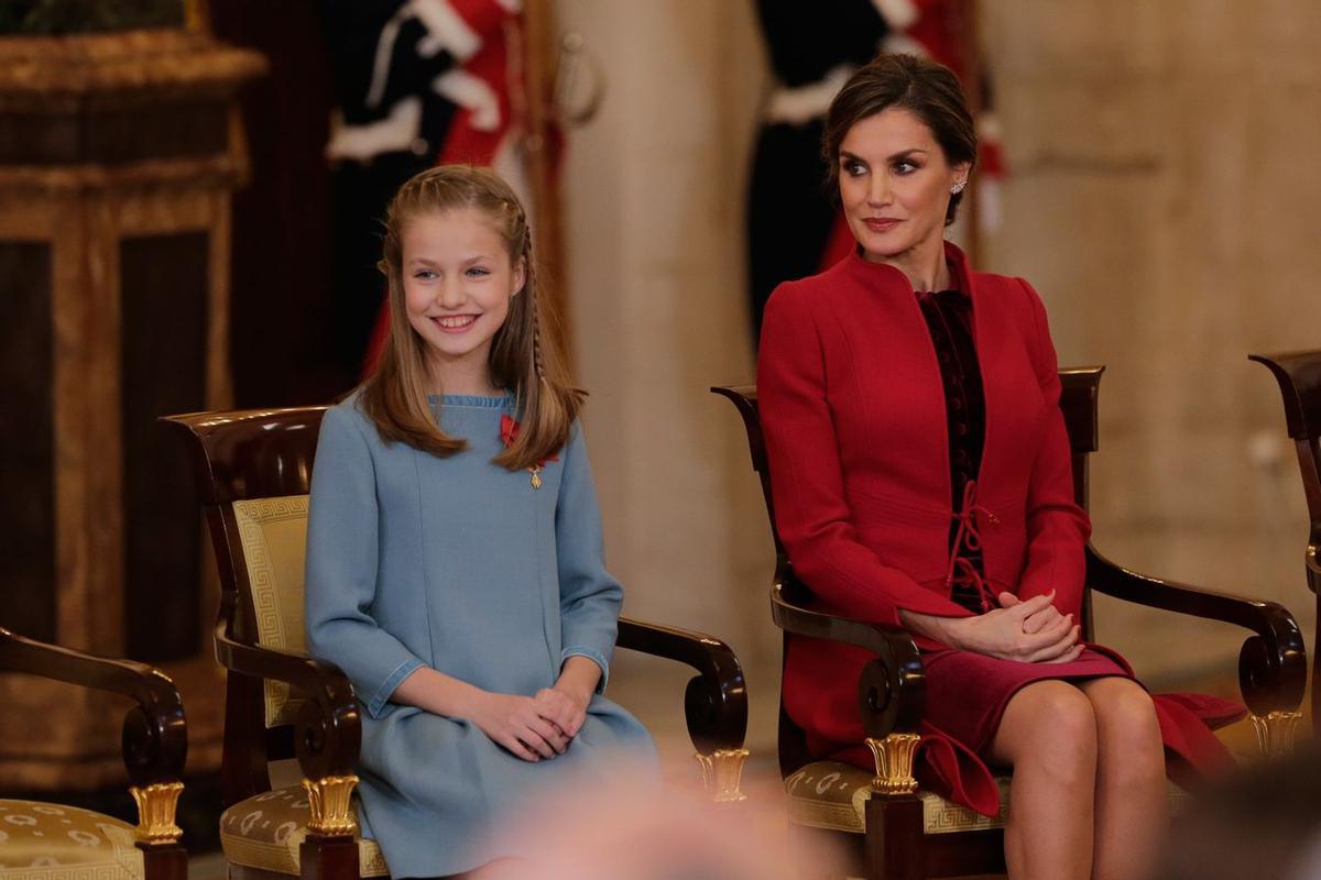 La princesa Leonor, muy sonriente, junto a Letizia Ortiz después de recibir el Toisón de Oro