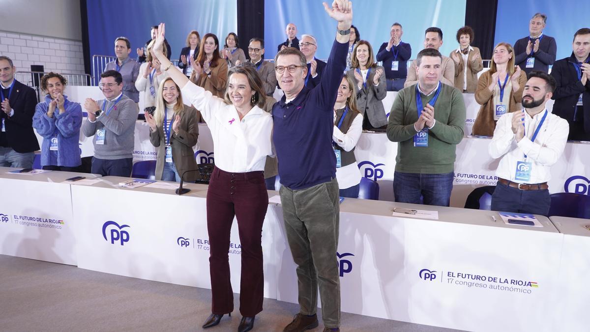 La secretaria general del PP, Cuca Gamarra, y el presidente del Partido Popular, Alberto Núñez Feijóo, durante el Congreso Autonómico del PP, en el Recinto Ferial, a 25 de noviembre de 2023, en Albelda de Iregua, La Rioja (España).