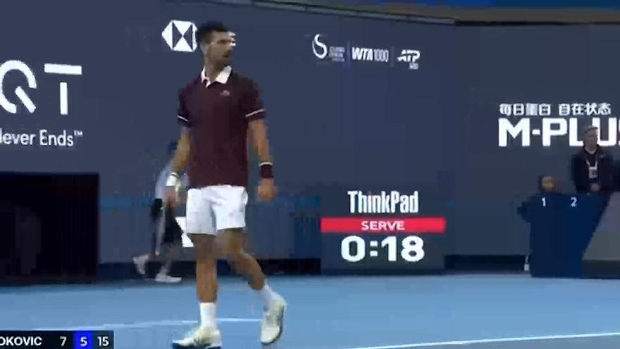 Medvedev fue descalificado por esta acción y Novak Djokovic avanzó a la final.