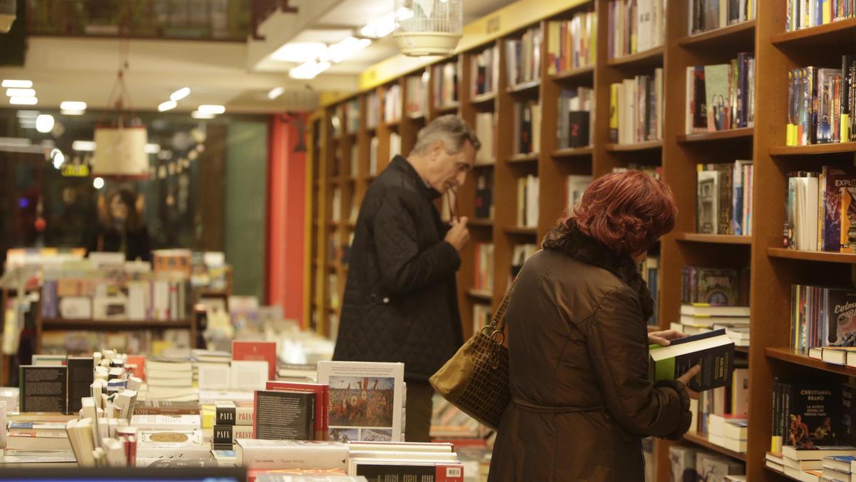 Clientes en la librería Cálamo de Zaragoza.