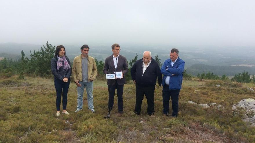 Ángeles Vázquez, junto un ganadero de la zona, Feijóo, el regidor de O Saviñao y su teniente de alcalde