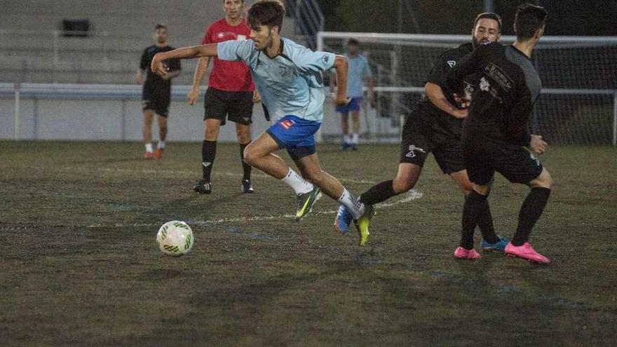 Un lance del amistoso entre el Barbadás y el Bande. // Brais Lorenzo