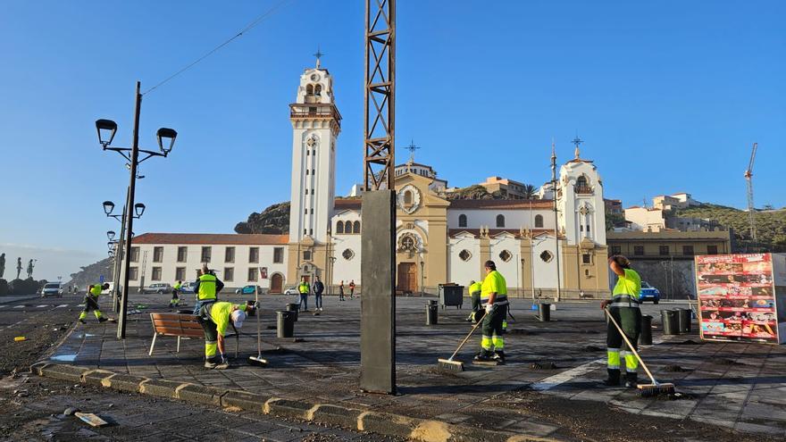 Los destrozos de la mar dejan una imagen &quot;nunca vista&quot; en la plaza de la Patrona de Canarias, en Candelaria