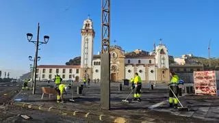 Los destrozos de la mar dejan una imagen "nunca vista" en la plaza de la Patrona de Canarias, en Candelaria