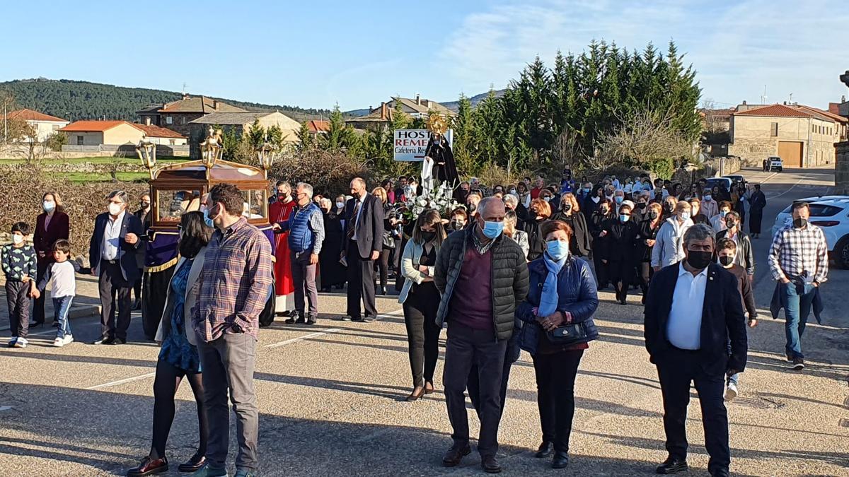 El Entierro procesiona en Sanabria y La Carballeda