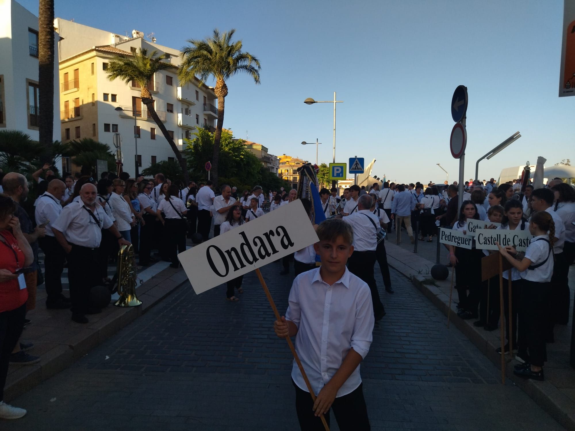 Xàbia, capital de la música: más de 800 músicos de toda la comarca llenan de vida las calles (imágenes)