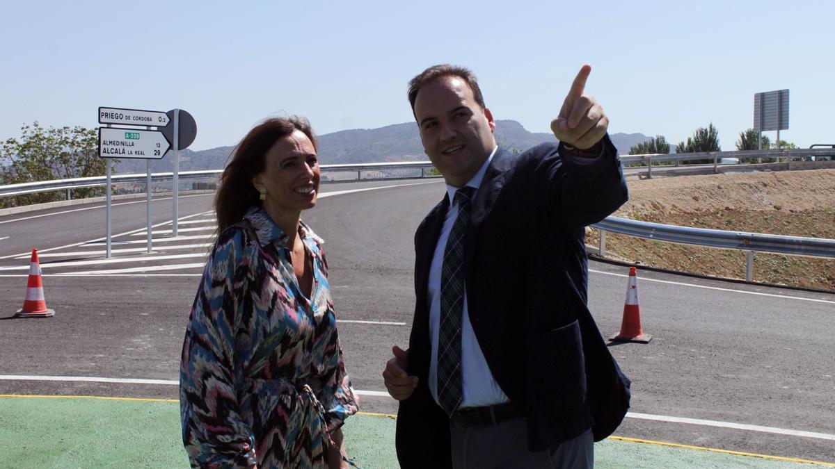 Rocío Díaz y Juan Ramón Valdivia, durante la visita al tramo de carretera A-339.