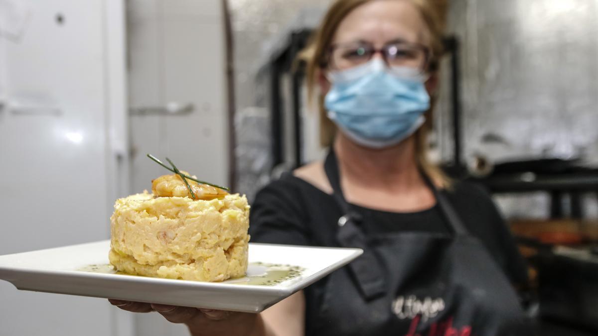 Macarema de Alba con su famosa ensaladilla de gambas.