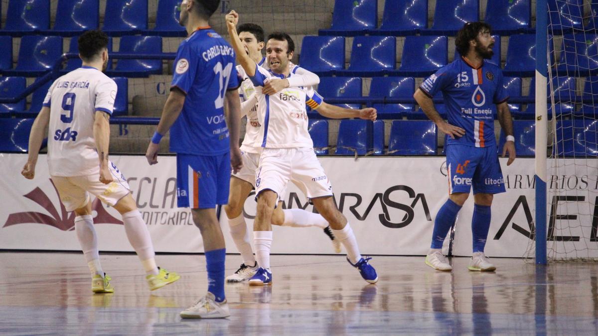 José Carlos Iñigo celebra un gol del Alzira FS.