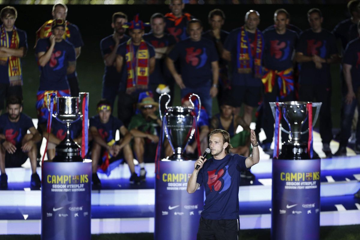 El croata del FC Barcelona, Ivan Rakitic se dirige a los aficionados del barÇa en el Camp Nou donde culminaron las celebraciones del club blaugrana para compartir el triplete