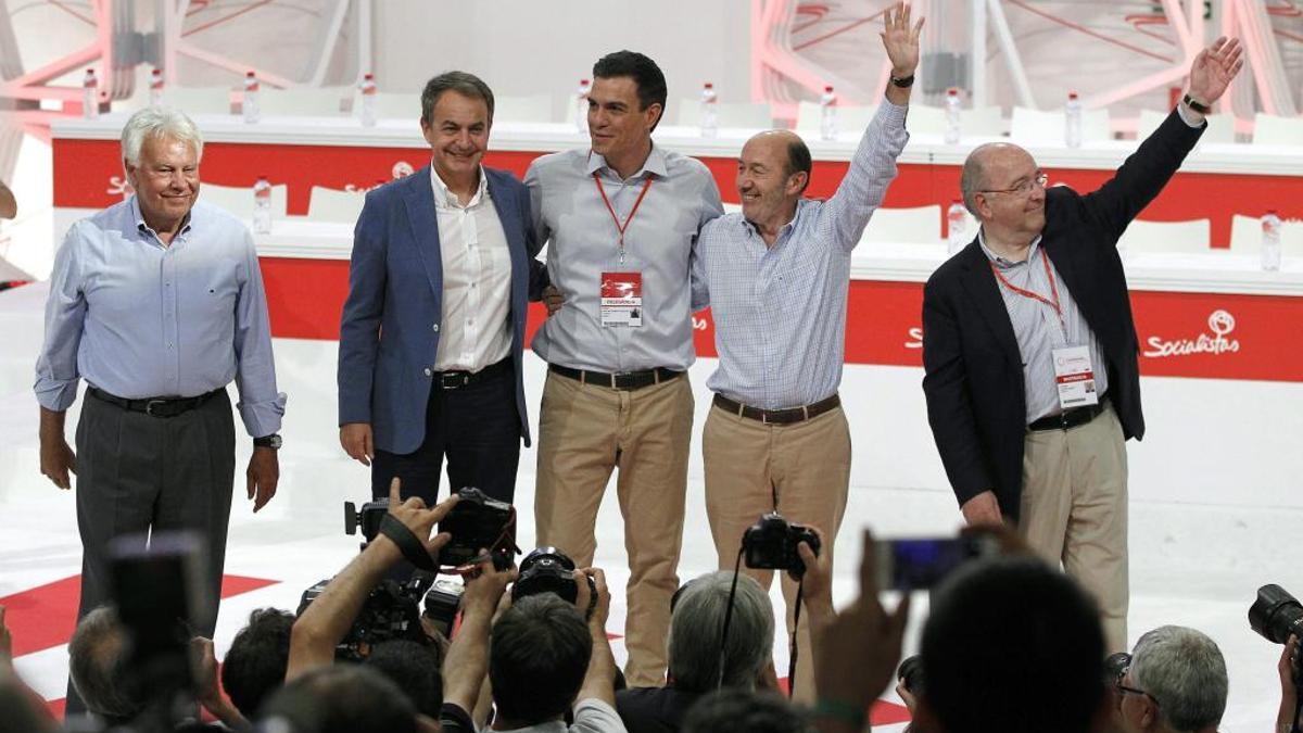 Pedro Sánchez, el 27 de julio de 2014, en el congreso extraordinario del PSOE que le proclamó nuevo secretario general, flanqueado por sus antecesores: los expresidentes Felipe González y José Luis Rodríguez Zapatero, el exvicepresidente Alfredo Pérez Rubalcaba, ya fallecido, y el exministro y excomisario Joaquín Almunia.