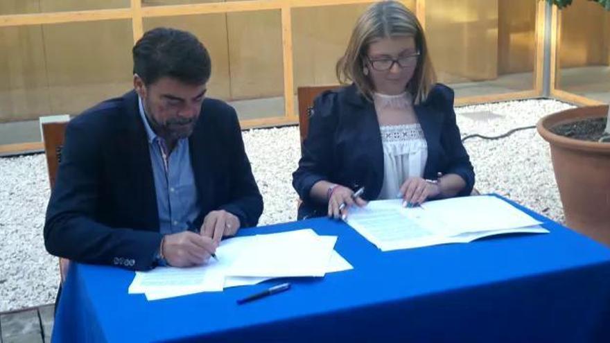 Luis Barcala y Mari Carmen Sánchez firman el pacto PP-Cs en Alicante