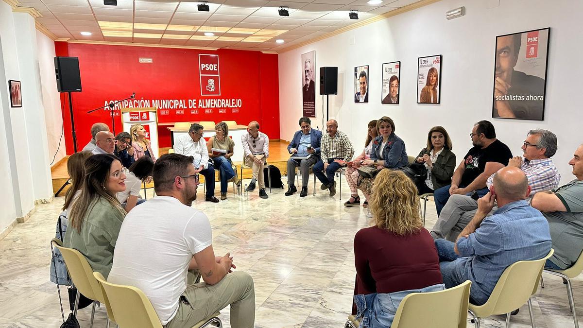 Reunión de portavoces y concejales socialistas en la sede del PSOE de Almendralejo para hablar del regadío.