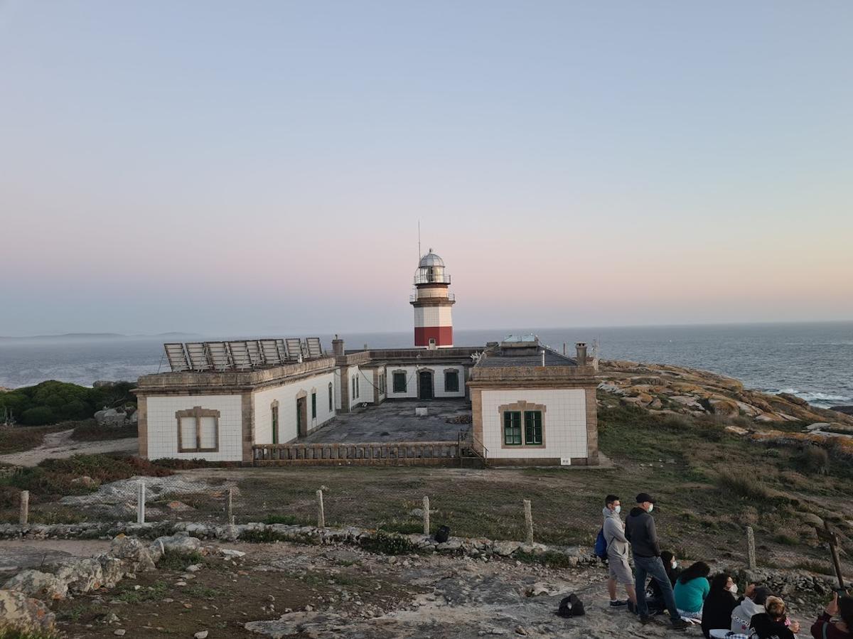 VISITA A SALVORA. JORNADA PARA DESCUBRIR LA ISLA DEL PARQUE NACIONAL ILLAS ATLANTICAS, CONOCER LA HISTORIA DE SU FARO Y NAUFRAGIOS COMO EL DEL SANTA ISABEL, VER LA PUESTA DE SOL Y OBSERVACION ESTRELLAS, CONSTELACIONES Y PERSEIDAS DESTINO STARLIGHT CON CRUCEROS DEL ULLA TURISMARES Y ALECRIN, BARCOS DE PASAJE, PASAJEROS, TUIRISMO GROVE, TURISTAS, BATEAS RIA AROUSA, ZONA EMBARQUE CATAMARANES EN O CORGO, CON ARMADOR GONZALO NAVEIRO EN EL BARCO FLY DELFIN Y NACHO NAVEIRO EN EL GRAN CORMORAN JET