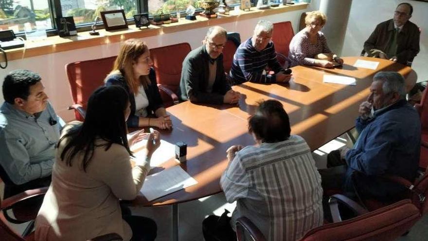 Responsables del gobierno de Moaña en la firma del plan de pagos con propietarios de Sisalde. // G.N.