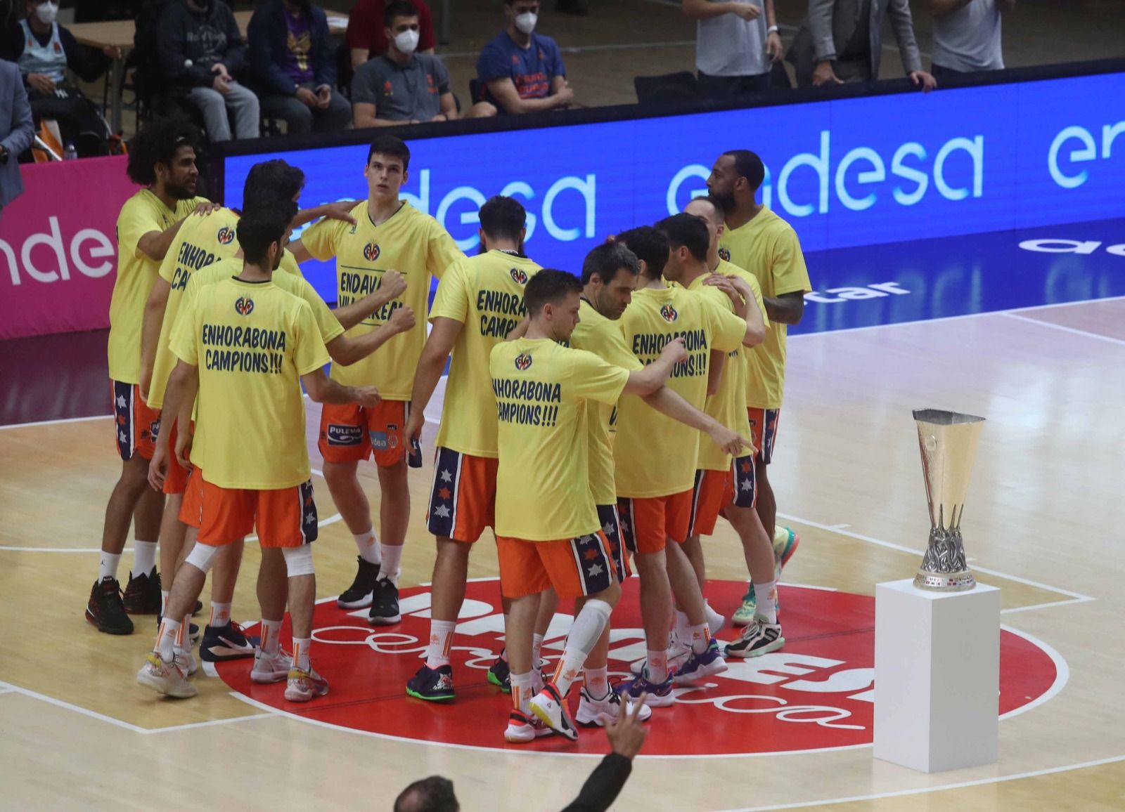 Homenaje del Valencia Basket al Villarreal