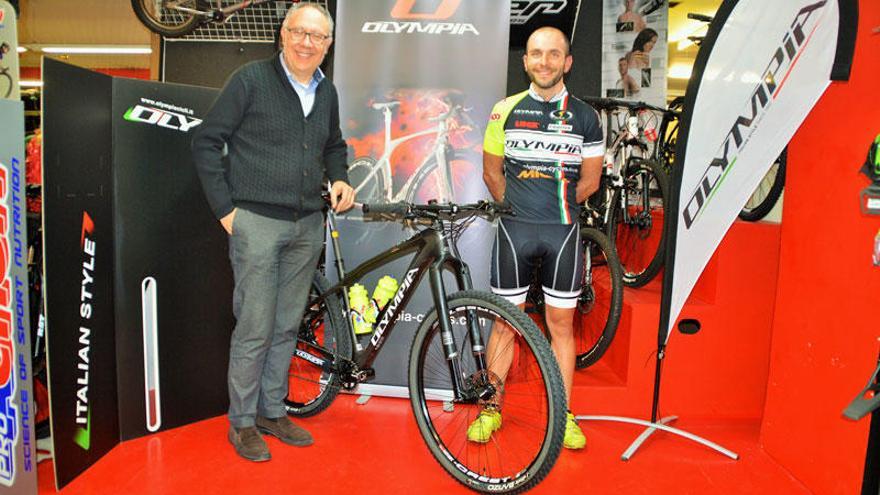 Ricard Sayeras i Jaume Pereira amb la bici Olympia.
