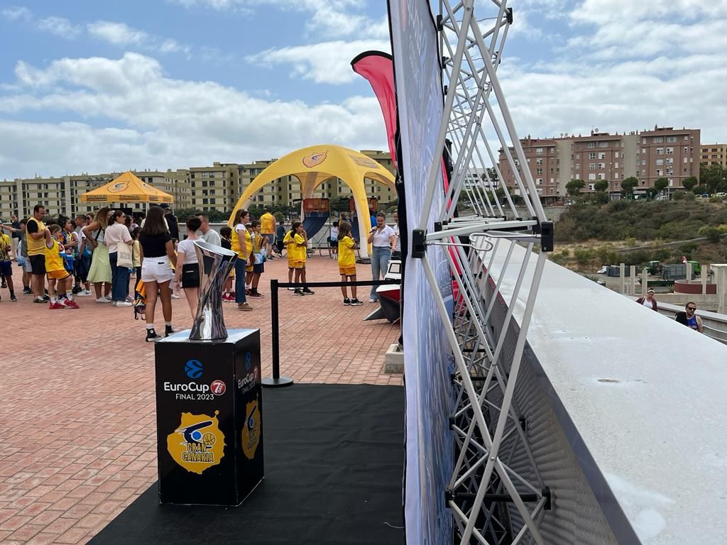 La afición del Gran Canaria hace cola para fotografiarse con la Copa de Europa