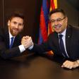 Leo Messi junto a Josep Maria Bartomeu firma un nuevo contrato con el Barcelona hasta junio de 2021
