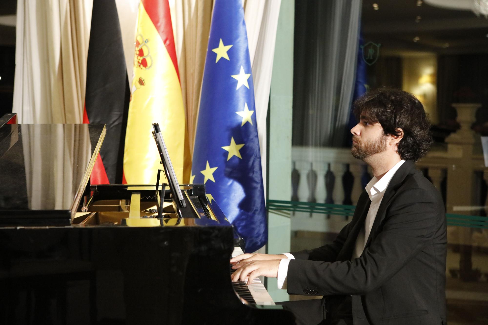 Der Tag der Deutschen Einheut wurde durch ein Konzert von Christian Benning und Magi Garcías symbolisch unterstrichen