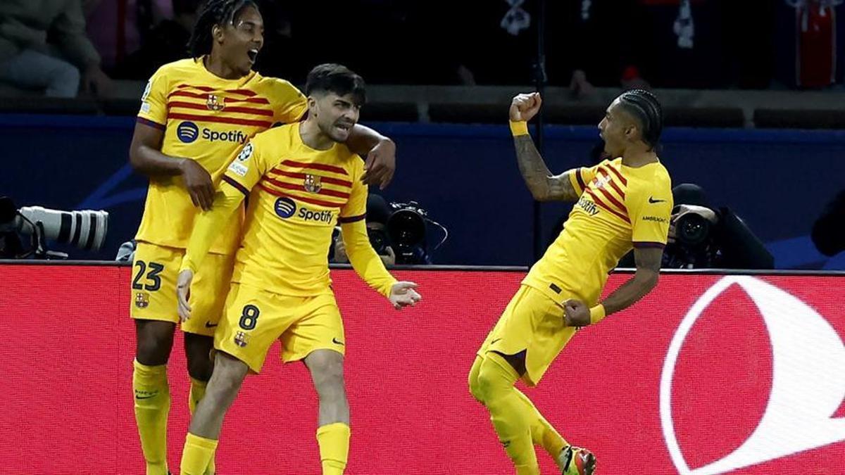 Koundé y Pedri, que le dio la asistencia a Raphinha, tras el 2-2 del Barça en el Parque de los Príncipes al PSG.