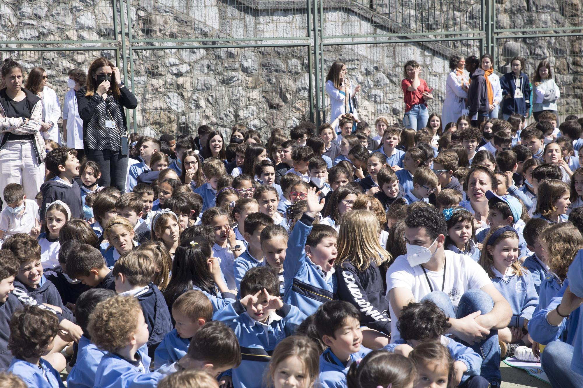 Izado de bandera en el colegio Santa María del Naranco