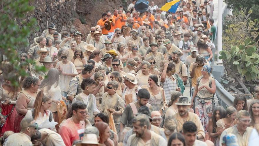 Miles de romeros se rinden al encanto del gofio y del agua en Agüimes