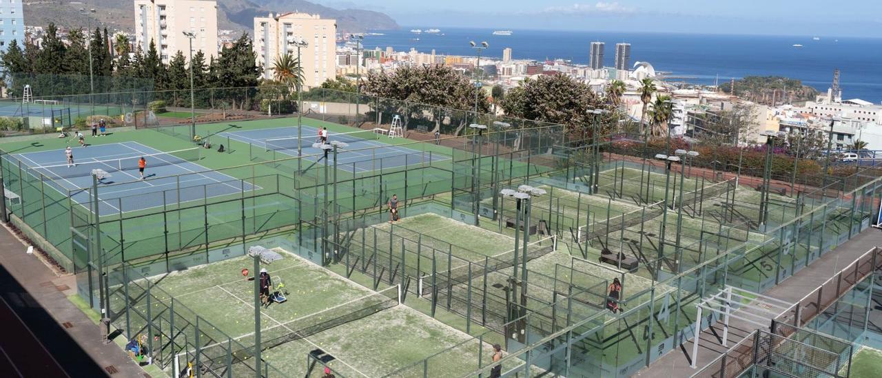 Vista aérea del Centro Insular de Tenis Salvador Lecuona, incluido en el Complejo Tenerife Santa Cruz-Ofra, en una jornada de plena actividad.