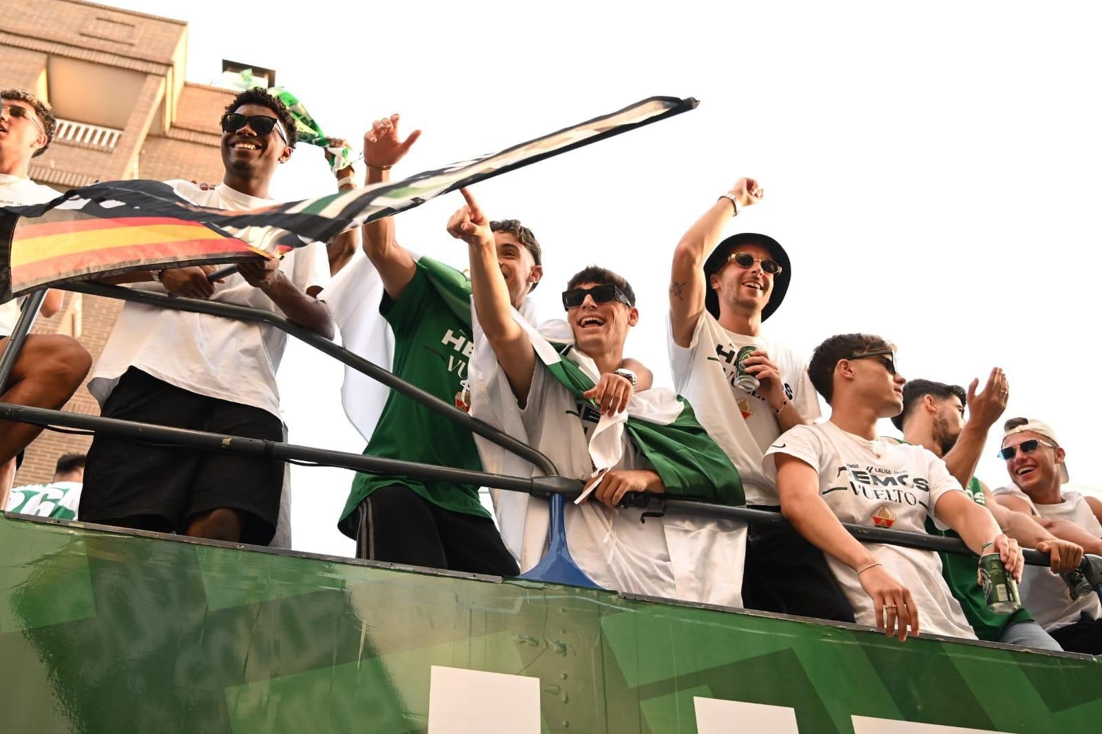 El Elche CF celebra el ascenso a Primera con una rúa en autobús hasta la Plaça de Baix