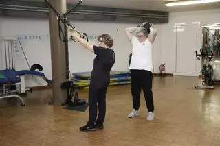 La fuerza en el "Oly" se gana con la edad, así es el plan deportivo para mayores del club sociodeportivo de Gijón (en imágenes)