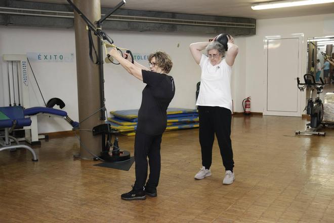 La fuerza en el "Oly" se gana con la edad, así es el plan deportivo para mayores del club sociodeportivo de Gijón (en imágenes)