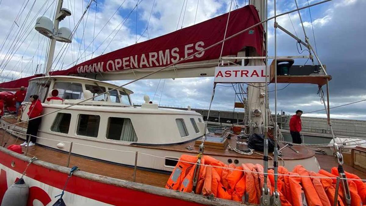 El barco Astral, de Open Arms, a punto de zarpar del puerto de Badalona.