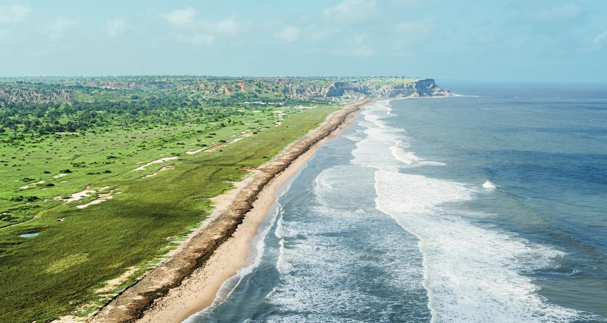 Playa frente al Mirador de la Luna, cerca de la desembocadura del río Cuanza.
