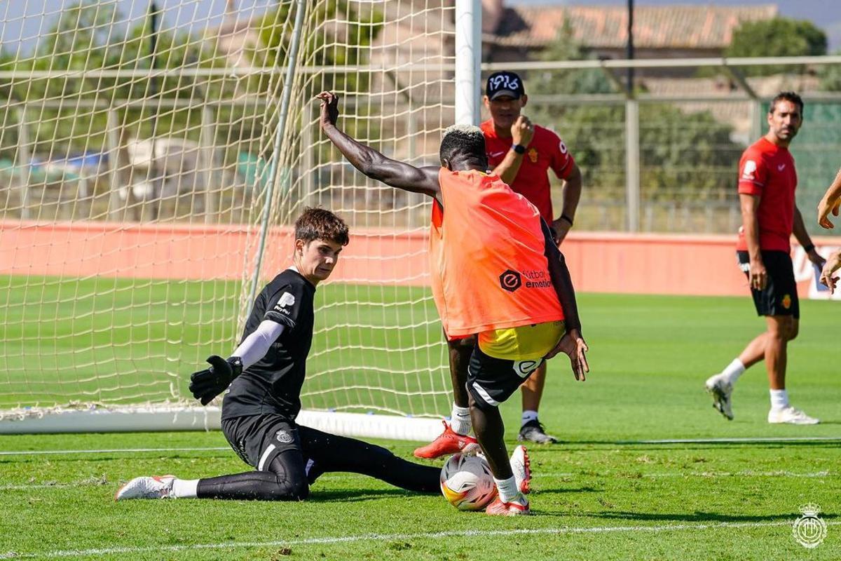 Álex Quevedo, en un entrenamiento con el primer equipo del Mallorca