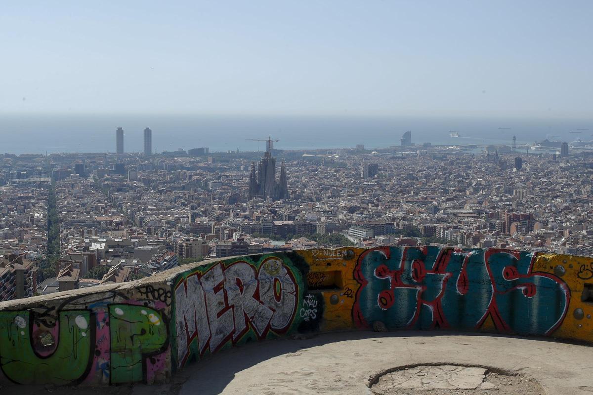 Vistes de Barcelona des del Turó de la Rovira.