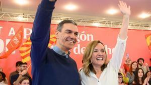 Pedro Sánchez i Pilar Alegría, ahir, en el míting de tancament de campanya del PSOE a l’Aragó. | PABLO IBÁÑEZ