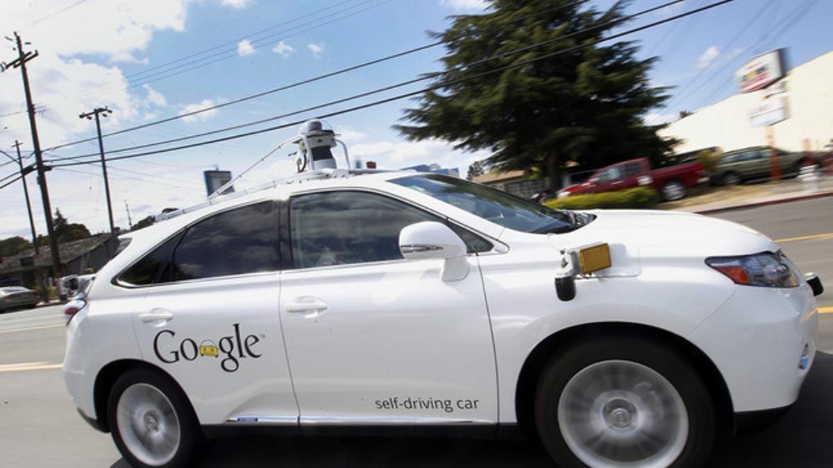 El coche sin conductor Lexus de Google, circulando por las calles de Mountain View (California).