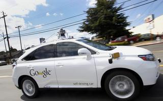 El coche sin conductor de Google choca con un autobús