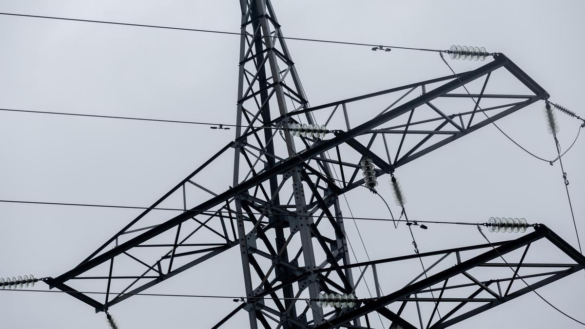 Una torre de tendido eléctrico.