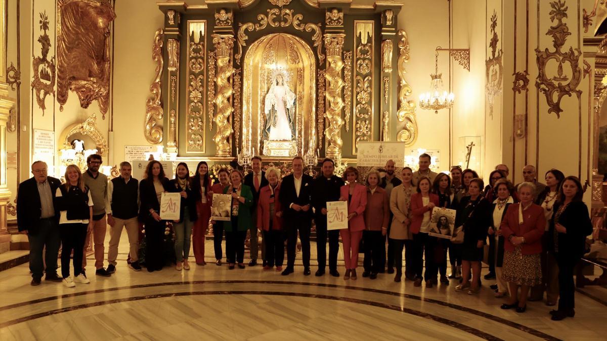 Foto de familia tras la presentación en la Capilla del Rosario.