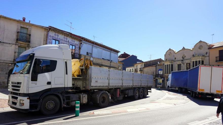 Dos camiones de gran tonelaje se cruzan en la N-122 a su paso por Alcañices.